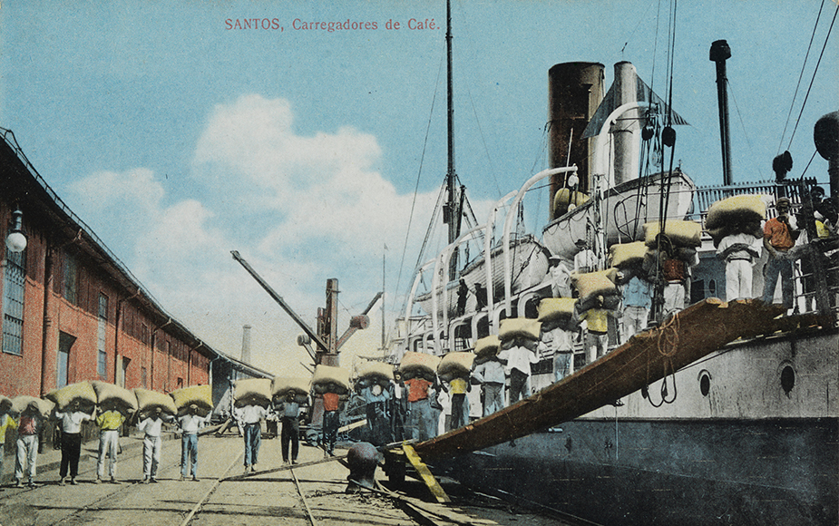 Carregadores de Café no Porto de Santos (SP) entre os anos de entre 1900 e 1930. Crédito: Union Postale Universelle