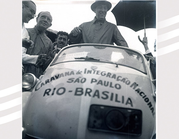  Juscelino Kubitschek em um carro Romi Isetta, o primeiro fabricado no Brasil (1960). Crédito: Agência O Globo