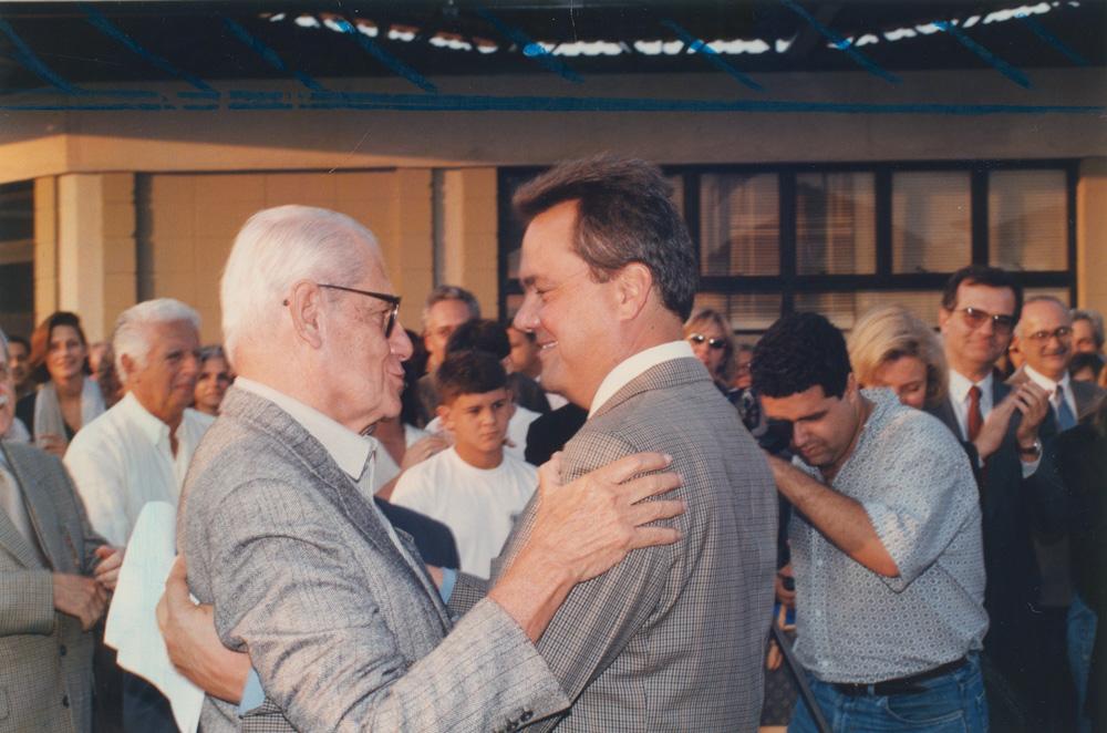 Arthur João Donato e Eduardo Eugenio Gouvêa Vieira na inauguração do CAT de Barra do Piraí em 1997. Créditos: Geraldo Viola/ Acervo Firjan