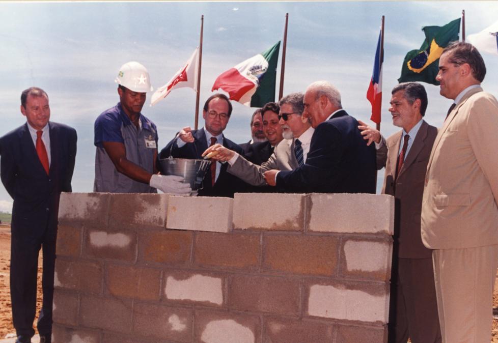 Autoridades no lançamento da pedra fundamental da fábrica Peugeot Citroen em 29/01/1999.