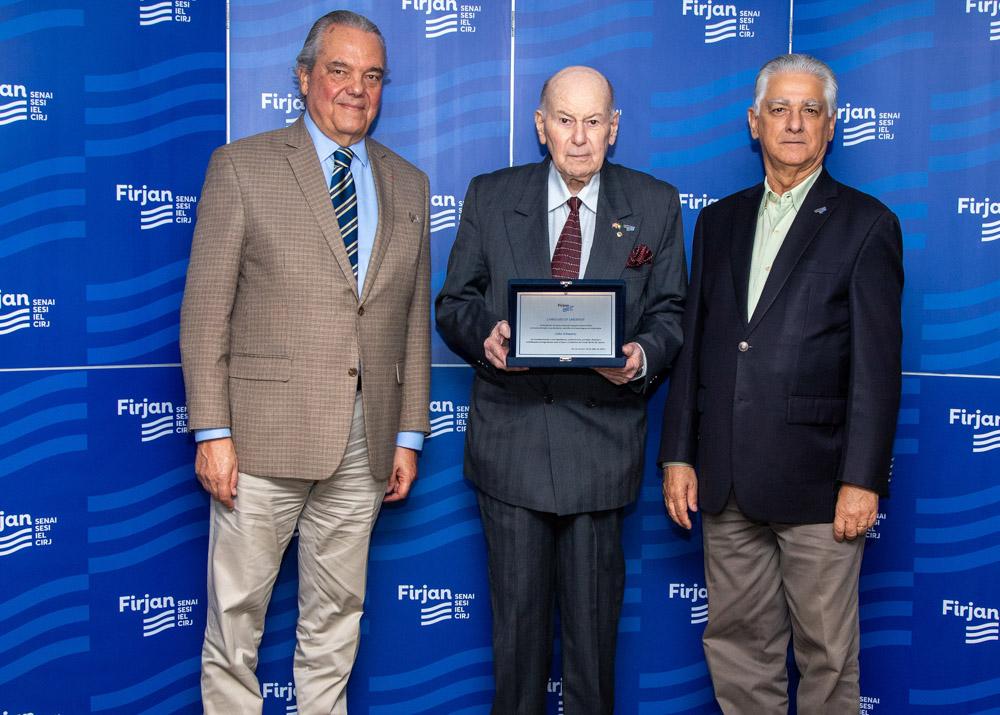 Célio Schwartz recebe homenagem de Eduardo Eugenio e Luiz Césio Caetano no dia 10/07/2023. Créditos: Paula Johas/ Acervo Firjan
