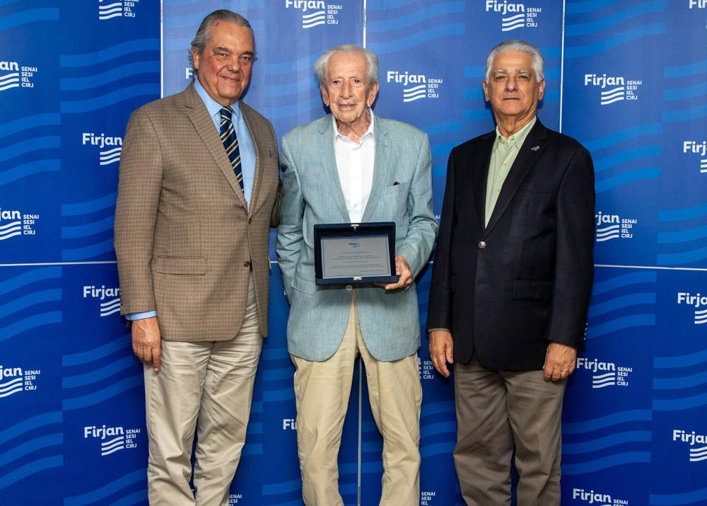 Armando Brasil Salgado recebe homenagem de Eduardo Eugenio e Luiz Césio Caetano no dia 10/07/2023. Créditos: Paula Johas/ Acervo Firjan