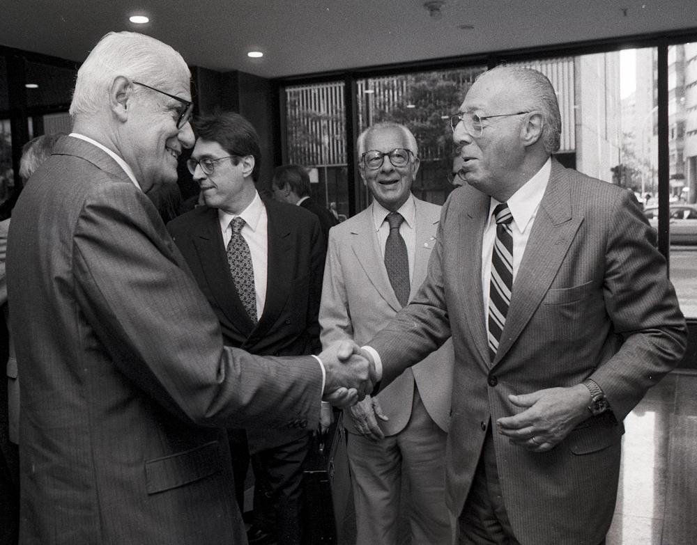 Arthur João Donato recebe os cumprimentos na inauguração da nova sede em 12/09/1994. Créditos: Fátima Batista/ Acervo Firjan