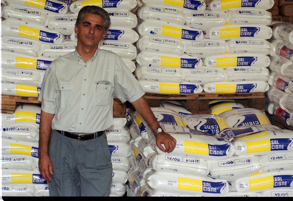 Luiz Césio Caetano na fábrica da Sal Cisne em 2001. Créditos: Guarim de Lorena/ Acervo Firjan