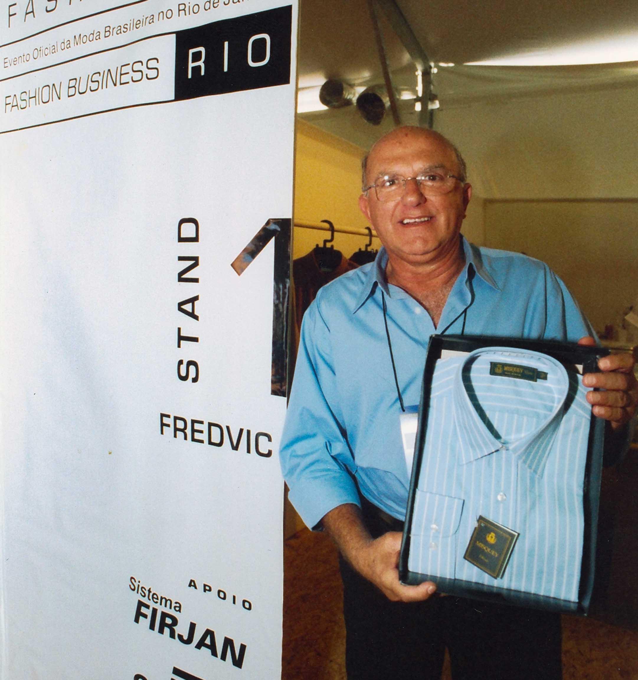 Victor Misquey no estande da Fredvic durante o Fashion Business em 2003. Créditos: Guarim de Lorena/ Acervo Firjan