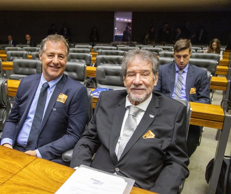 Ricardo Guadagnin e Luiz Carlos Renaux na apresentação da Agenda Legislativa em 2024. Créditos: Paula Johas/ Acervo Firjan