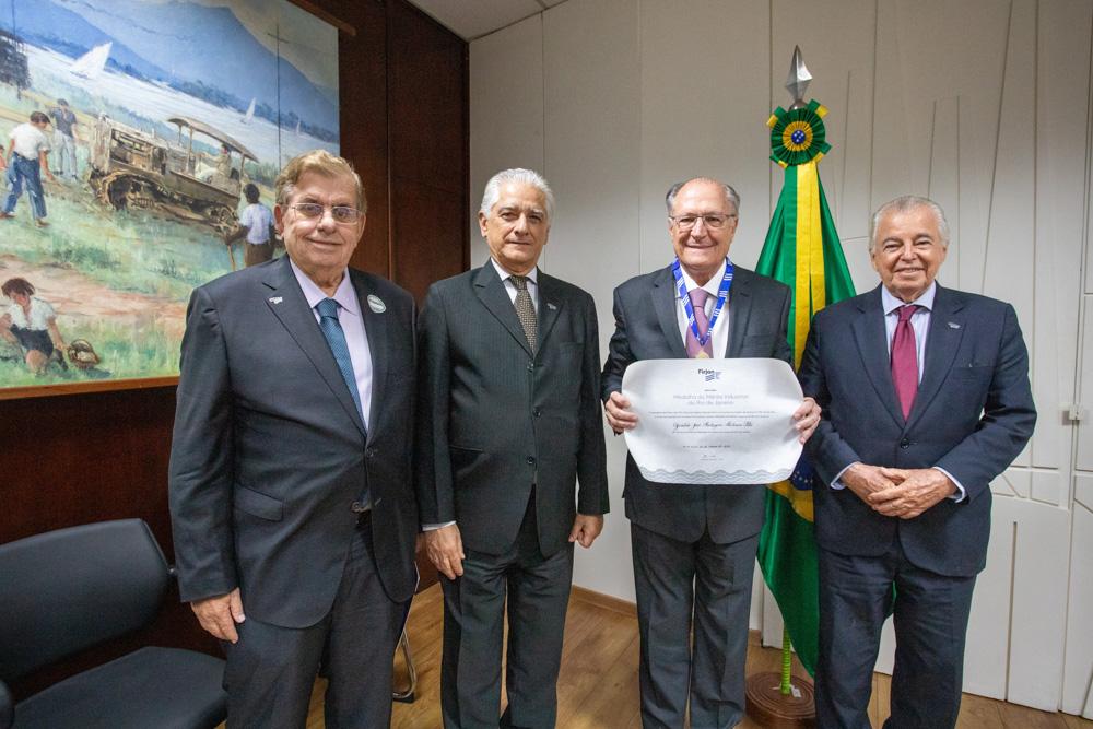 Carlos Erane, Luiz Césio Caetano e Raul Sanson entregam a Medalha do Mérito Industrial ao Vice-Presidente do Brasil Geraldo Alckimin no dia 19/03/2024 . Créditos: Paula Johas/ Acervo Firjan