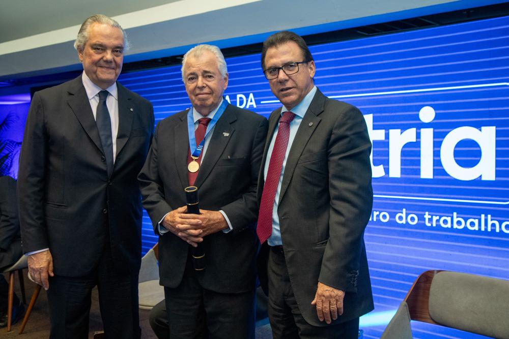 Raul Sanson recebe a medalha do Mérito Industrial. 25/05/2023. Créditos: Paula Johas/ Acervo Firjan