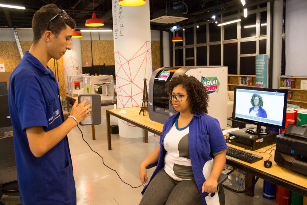 Alunos utilizando laboratório do FabLab - SENAI. Nov/2014 - Créditos: Diego Castro Sobral/ Acervo Firjan